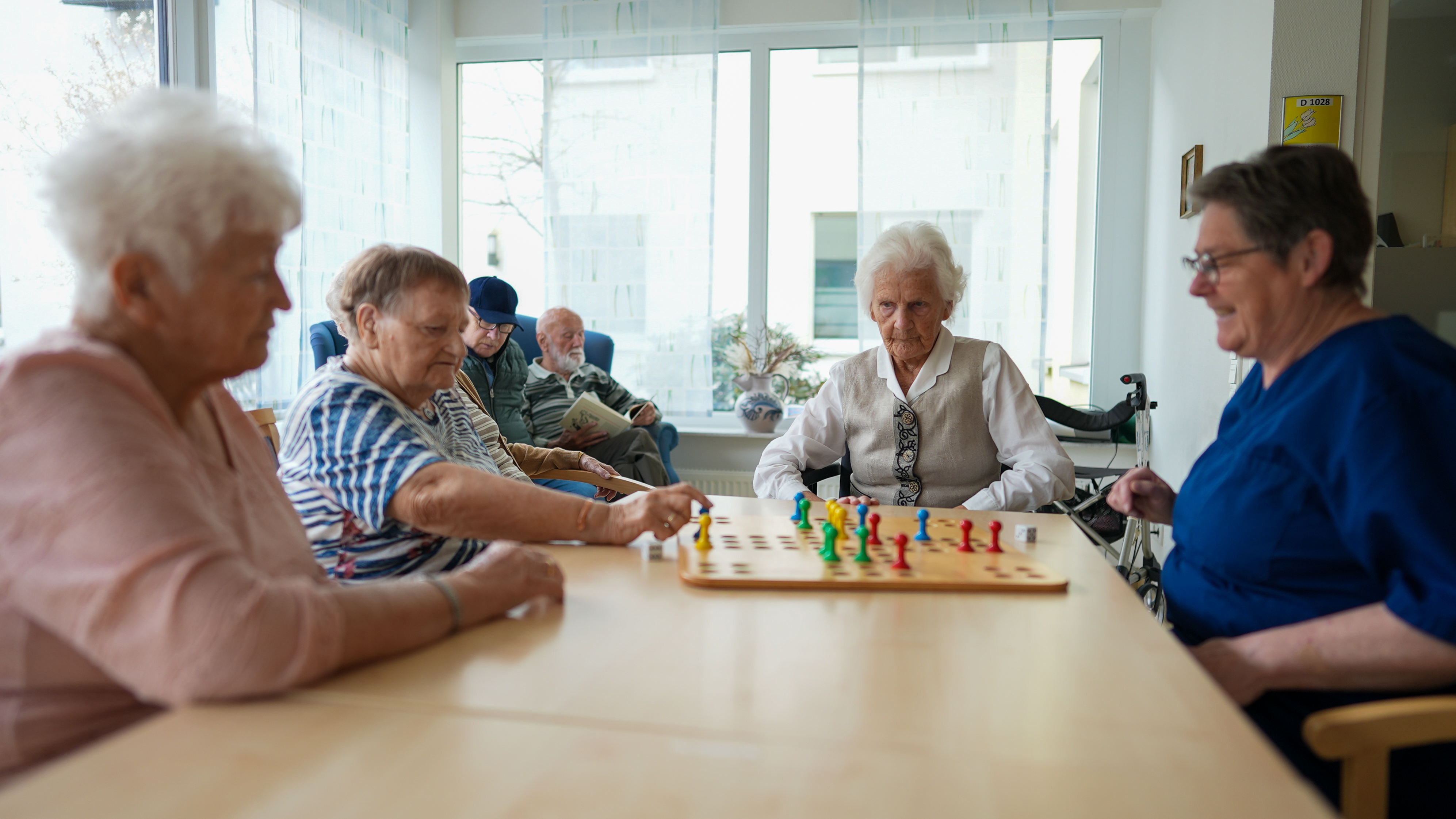Bewohner und Mitarbeiter beim gemeinsamen Spiel