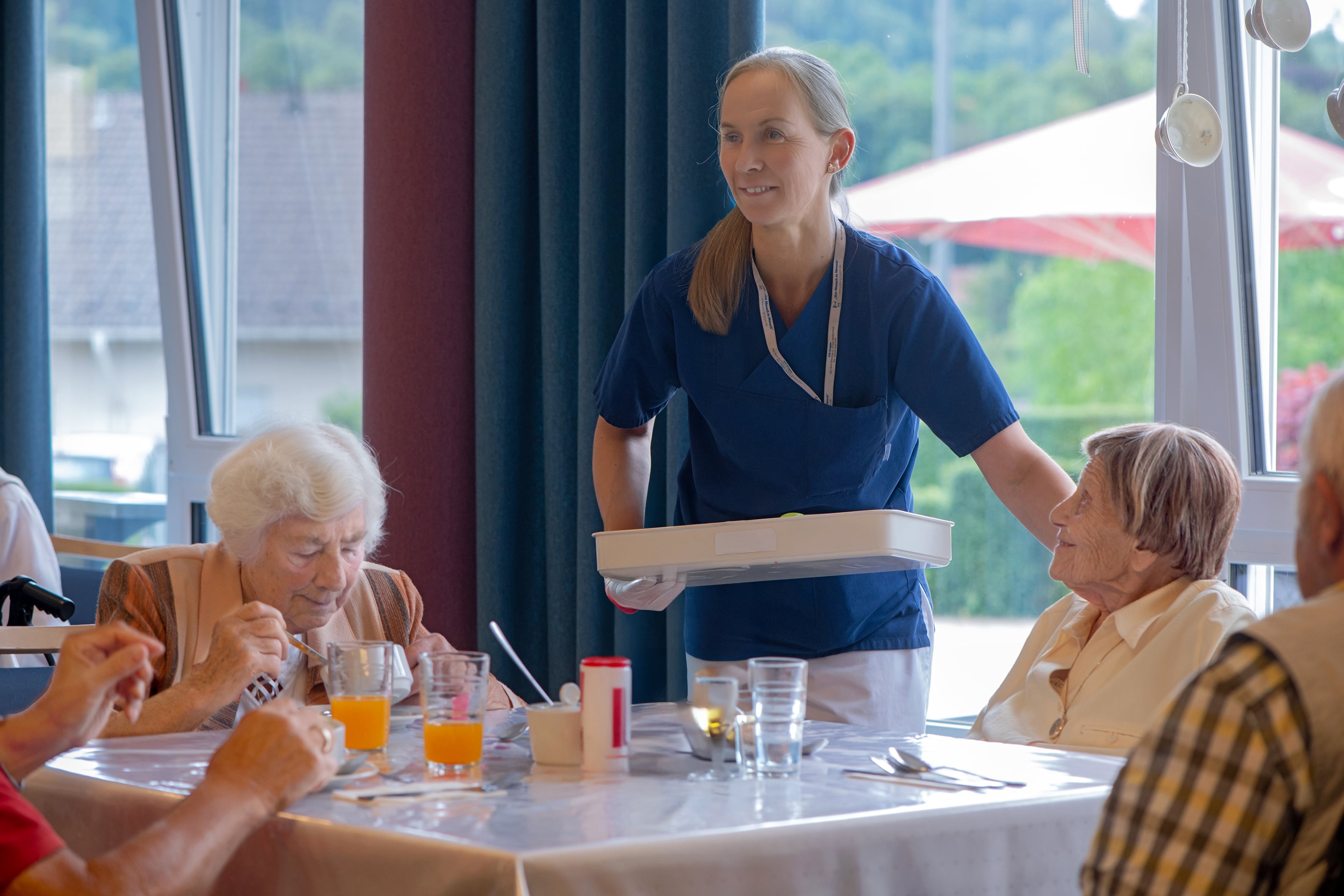 Bewohner und Mitarbeitende beim gemeinsamen Essen